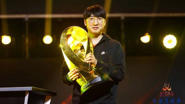 也展示了他 也展示了他